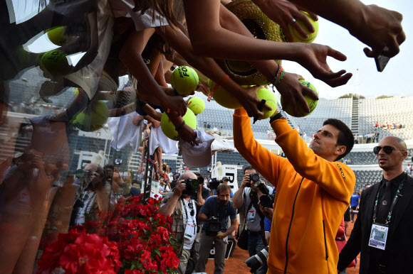 17일(현지시간) 로마 포로 이탈리코에서 열린 남자프로테니스(ATP) 오픈 결승전에서 우승을 차지한 세르비아의 노박 조코비치가 팬들에게 사인을 해주고 있다. ⓒAFPBBNews=News1