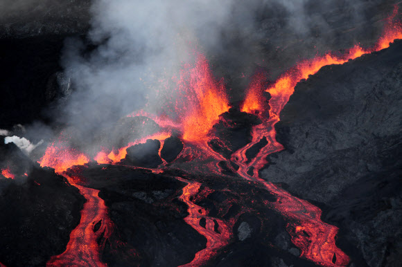 17일(현지시간) 인도양의 프랑스령 섬 레위니옹에 위치한 피통드라푸르네즈 화산에서 용암이 흘러내리고 있다. ⓒAFPBBNews=News1