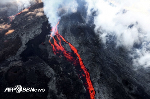 17일(현지시간) 인도양의 프랑스령 섬 레위니옹에 위치한 피통드라푸르네즈 화산에서 용암이 흘러내리고 있다.<br>ⓒAFPBBNews=News1