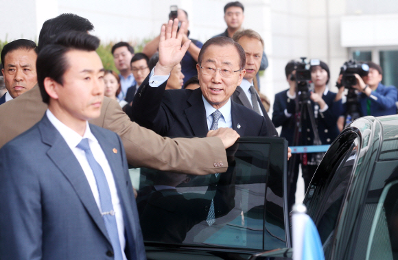 18일 인천공항을 통해 입국한 반기문 UN사무총장이 취재진을 향해 손을 흔들고 있다. 2015. 05. 18 박지환 popocar@seoul.co.kr