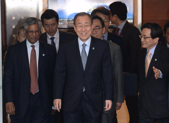 반기문 UN사무총장이 18일 인천공항을 통해 입국하고 있다. 2015. 05. 18 박지환 popocar@seoul.co.kr