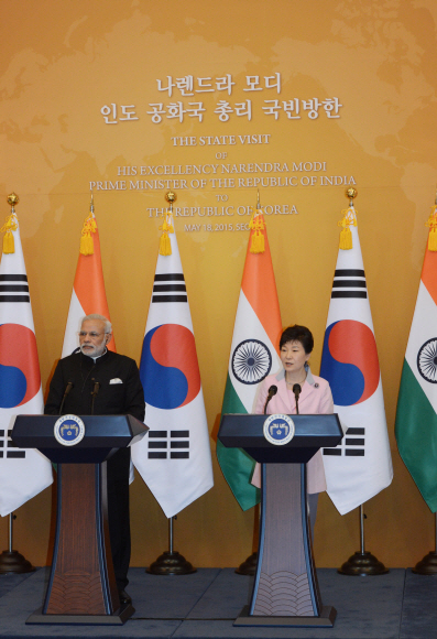 박근혜대통령과 나렌드라 모디 인도총리가18일 청와대에서 열린 한-인도 협정식후 공동 기자회견을 하고 있다. 2015. 05. 18 안주영 jya@seoul.co.kr