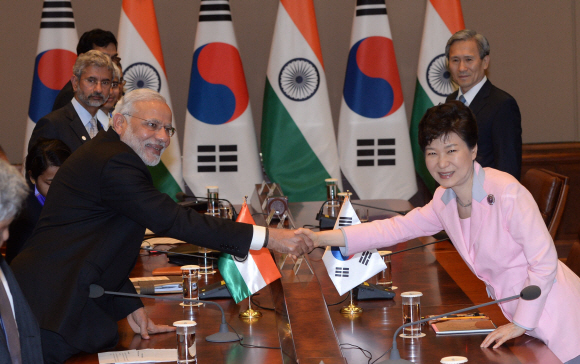 박근혜 대통령은 18일 오후 청와대에서 국빈방문한 나렌드라 모디 인도 총리와 확대 정상회담을 갖고 양국간 실질협력 강화 방안을 논의하고 있다. 2015. 05. 18 안주영 jya@seoul.co.kr