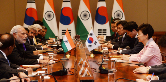 박근혜 대통령은 18일 오후 청와대에서 국빈방문한 나렌드라 모디 인도 총리와 확대 정상회담을 갖고 양국간 실질협력 강화 방안을 논의하고 있다. 2015. 05. 18 안주영 jya@seoul.co.kr