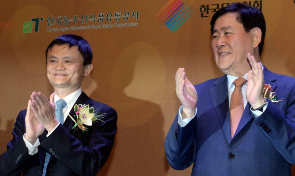 18일 서울 서초구 양재동 aT센터에서 열린 세계 최대 전자상거래 업체인 알비바바의 한국관 개통식에 참석한 중국 마윈회장 과 최경환 경제 부총리가 개통 세레머니를 마치고 박수를 치고 있다. 2015.05.18 이종원 선임기자 jongwon@seoul.co.kr