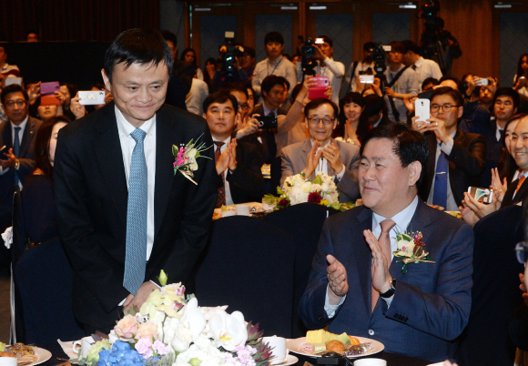 18일 서울 서초구 양재동 aT센터에서 열린 세계 최대 전자상거래 업체인 알비바바의 한국관 개통식에 참석한 중국 마윈회장이 인사를 하고 있다. 2015.05.18 이종원 선임기자 jongwon@seoul.co.kr