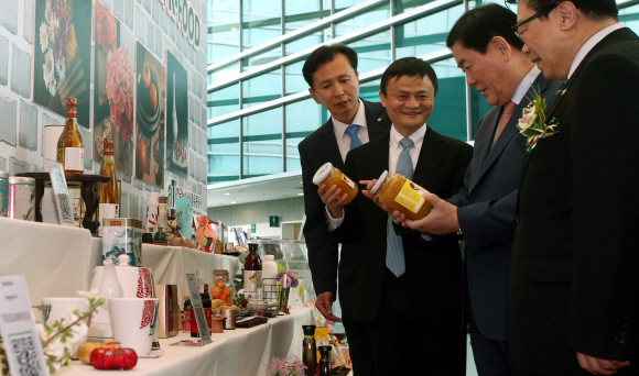 18일 서울 서초구 양재동 at센터에서 열린 세계 최대 전자상거래 업체인 알비바바의 한국관 개통식에 참석한 중국 마윈회장 및 최경환 경제 부총리, 이동필 농림수산식품부 장관이 행사장 앞에 전시한 우수우리농산물을 살펴 보고 있다. 2015.05.18 이종원 선임기자 jongwon@seoul.co.kr