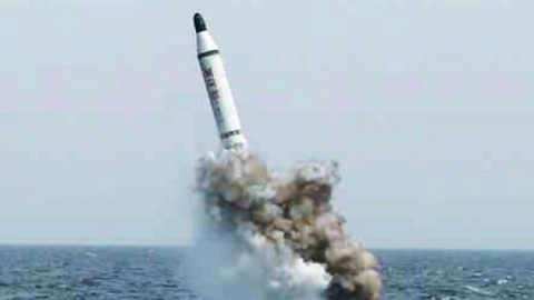 북한의 잠수함 발사 탄도미사일(SLBM) 북극성의 수중 발사 모습.  노동신문