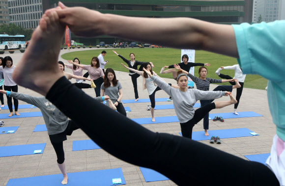 직장인 여성의 피로를 풀어주는 스트레칭