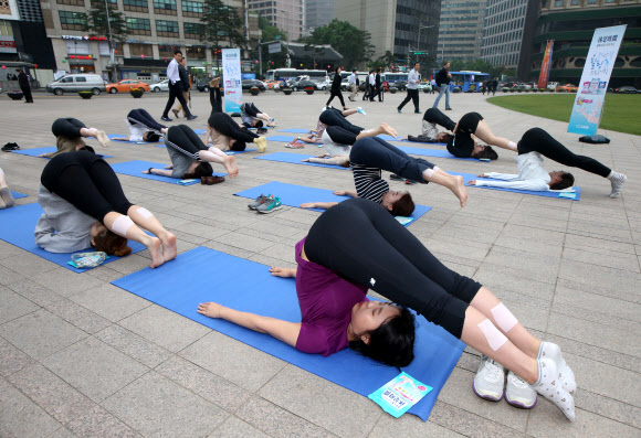 서울광장에서 열린 스트레칭 클래스