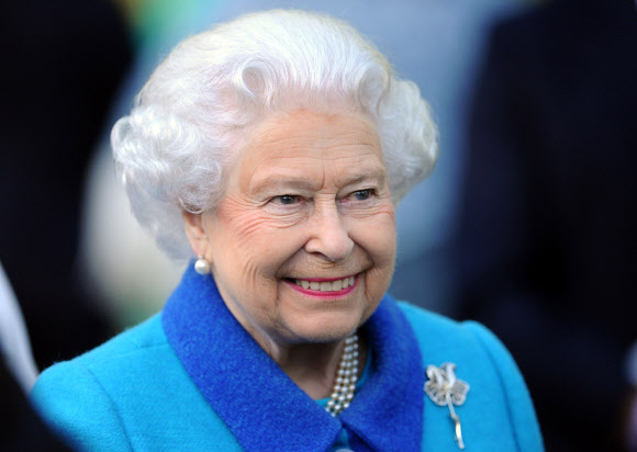 영국의 엘리자베스 여왕이 18일(현지시간) 런던에서 개막된 ‘2015 첼시 꽃전시회’에 참석해 정원을 둘러보고 있다. 왕립 첼시 병원에서 매년 열리는 이 전시회는 23일까지 계속된다. ⓒ AFPBBNews=News1