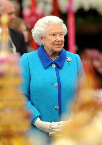 영국의 엘리자베스 여왕이 18일(현지시간) 런던에서 개막된 ‘2015 첼시 꽃전시회’에 참석해 정원을 둘러보고 있다. 왕립 첼시 병원에서 매년 열리는 이 전시회는 23일까지 계속된다. ⓒ AFPBBNews=News1