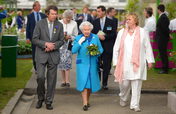 영국의 엘리자베스 여왕(가운데)이 18일(현지시간) 런던에서 개막된 ‘2015 첼시 꽃전시회’에 참석해 정원을 둘러보고 있다. 왕립 첼시 병원에서 매년 열리는 이 전시회는 23일까지 계속된다. ⓒ AFPBBNews=News1
