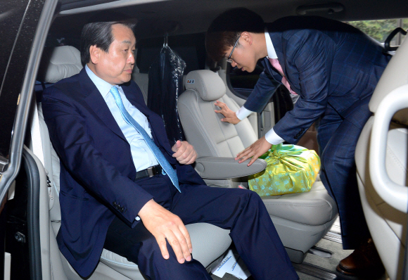 새누리당 김무성 대표가 19일 오후 서울 중구 밀레니엄 힐튼호텔에서 열린 한국-인도 장애인 파트너십 공동선언 행사에 앞서 나렌드라 모디 인도 총리와의 환담이 취소된 후 호텔을 떠나고 있다. 김 대표는 이날 행사장 옆 VIP룸에서 30여 분간 환담을 위해 대기했다. 2015. 05. 19 국회사진기자단