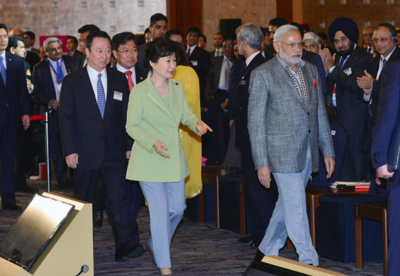 박근혜 대통령과 모디 인도 총리가 19일 오전 서울 소공동 롯데호텔에서 열린 한·인도 최고경영자(CEO)포럼에 참석하고 있다. 2015. 05. 19 안주영 jya@seoul.co.kr