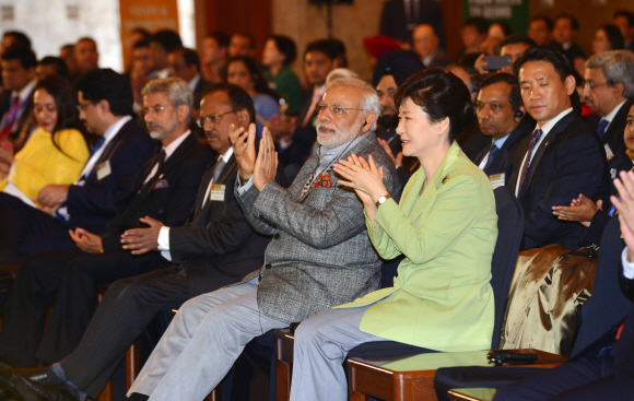 박근혜 대통령과 모디 인도 총리가 19일 오전 서울 소공동 롯데호텔에서 열린 한·인도 최고경영자(CEO)포럼에 참석해 박수를 치고 있다. 2015. 05. 19 안주영 jya@seoul.co.kr