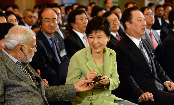 19일 서울 롯데호텔에서 열린 한-인도 CEO포럼에서 인도 나렌드라 모디 총리가 박근혜 대통령에게 통역기를 전달하고있다. 2015. 05. 19 안주영 jya@seoul.co.kr