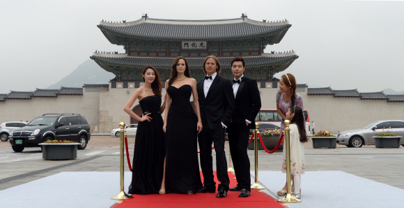 세계적인 밀랍인형 전시관 ‘마담투소’가 서울 오픈을 기념해 19일 서울 광화문광장에서 레드카펫 위에 선 할리우드 배우 커플인 브래드 피트와 안젤리나 졸리의 밀랍인형을 전시하며 행사 홍보를 하고 있다. 2015. 5. 19 손형준 boltagoo@seoul.co.kr