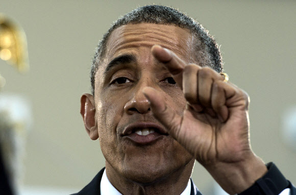 18일(현지시간) 미국 오바마 대통령이 뉴저지 캠든을 방문해 지역 청소년과 경찰들을 상대로 연설을 하고 있다. ⓒ AFPBBNews=News1