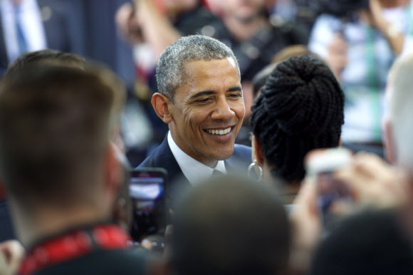18일(현지시간) 미국 오바마 대통령이 뉴저지 캠든을 방문해 지역 청소년과 경찰들을 상대로 연설을 한 뒤 인사를 나누고 있다. ⓒ AFPBBNews=News1