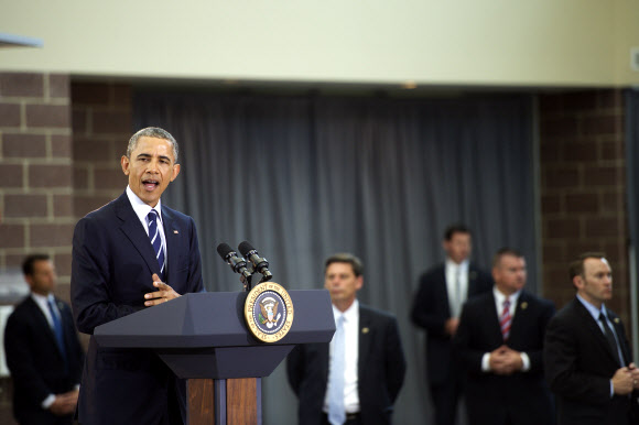 18일(현지시간) 미국 오바마 대통령이 뉴저지 캠든을 방문해 지역 청소년과 경찰들을 상대로 연설을 하고 있다. ⓒ AFPBBNews=News1