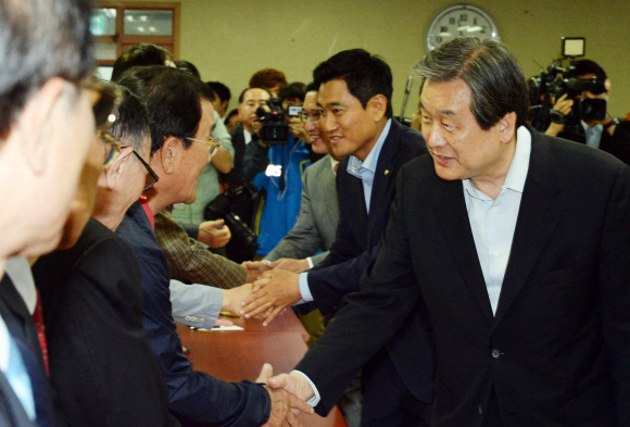 김무성 새누리당 대표가 19일 관악구 대학동 주민센터를 찾아 지역주민들과 사법시험존치등 현안에 대하여 간담회를 하였다.2015.05.19 김명국전문기자 daunso@seoul.co.kr