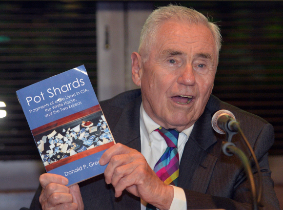 19일 서울 밀레니엄 힐튼호텔에서 열린 전 주한 미 대사 도널드 그레그의 회고록 역사의 파편들 출간기념 기자간담회에서 도널드 전 대사가 자신의 책을 든채 발언을 하고 있다. 2015.5.19 박지환 popocar@seoul.co.kr