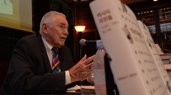 19일 서울 밀레니엄 힐튼호텔에서 열린 전 주한 미 대사 도널드 그레그의 회고록 역사의 파편들 출간기념 기자간담회에서 도널드 전 대사가 발언을 하고 있다. 2015.5.19 박지환 popocar@seoul.co.kr