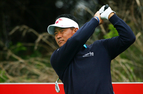 최경주가 19일 인천 영종도 스카이72GC 오션코스에서 열린 SK텔레콤 오픈 2015 공식 연습일에서 3번홀 티샷을 하고 있다. 2015.5.19/ 연합뉴스