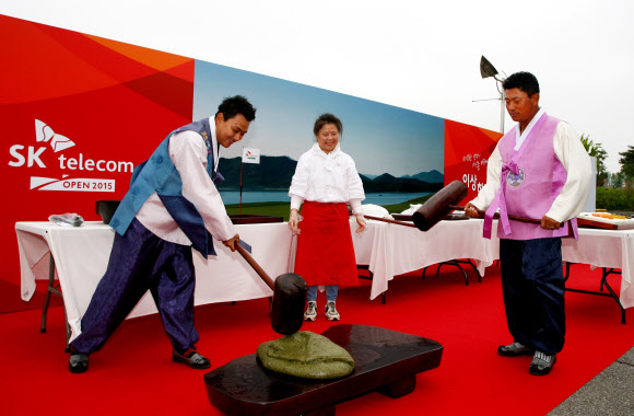 19일 인천 영종도 스카이72GC 오션코스에서 열린 SK텔레콤 오픈 2015 공식포토콜에서 박상현(왼쪽)과 최경주가 떡메를 치고 있다. 2015.5.19/ 연합뉴스