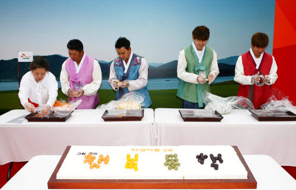 19일 인천 영종도 스카이72GC 오션코스에서 열린 SK텔레콤 오픈 2015 공식포토콜에서 최경주(왼쪽 두 번째부터), 박상현, 김비오, 김승혁이 떡을 빚고 있다. 2015.5.19/ 연합뉴스