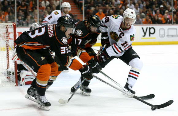 19일(현지시간) 미국 캘리포니아 애너하임 혼다 센터에서 시카고 블랙혹스와 애너하임 덕스의 2015 NHL 스탠리컵 플레이오프 서부지구결승 경기가 열렸다. ⓒ AFPBBNews=News1