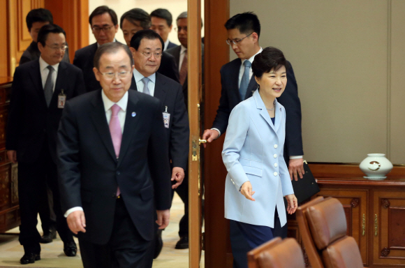 박근혜 대통령이 20일 오전 청와대를 예방한 반기문 유엔 사무총장을 접견했다. 박 대통령이 반 총장과 함께 접견장으로 들어서고 있다. 2015. 05. 20 안주영 jya@seoul.co.kr