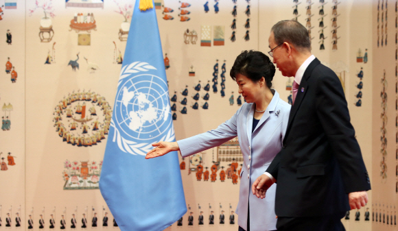 박근혜 대통령이 20일 오전 청와대를 예방한 반기문 유엔 사무총장을 접견했다. 박 대통령이 반 총장을 안내하고 있다. 2015. 05. 20 안주영 jya@seoul.co.kr