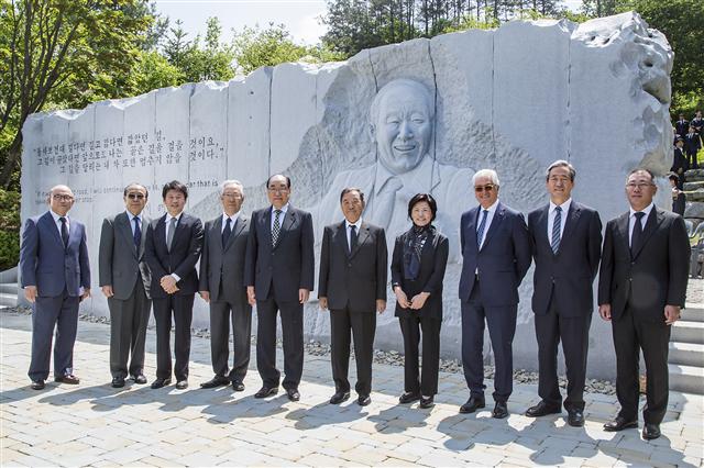 20일 포니정 추모조형물 제막식을 마치고 참석자들이 기념사진을 찍고 있다. 왼쪽부터 박종서 국민대 교수(전 현대차 디자이너), 연만희 유한양행 고문, 정몽규 현대산업개발 회장, 김철수 포니정재단 이사장, 노신영 전 국무총리, 정상영 KCC 명예회장, 박영자 여사, 조르제토 주지아로 이탈디자인주지아로 명예회장(포니 디자이너), 정몽준 아산재단 이사장, 정의선 현대자동차그룹 부회장.  현대산업개발 제공 