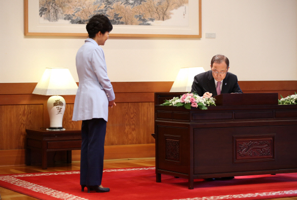 박근혜 대통령이 20일 오전 청와대를 예방한 반기문 유엔 사무총장을 접견했다. 박 대통령이 청와대 본관 현관에서 방명록을 작성하는 반 총장을 기다리고 있다. 2015. 05. 20 안주영 jya@seoul.co.kr