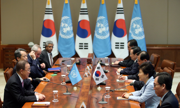 박근혜 대통령이 20일 오전 청와대를 예방한 반기문 유엔 사무총장을 접견했다. 박 대통령이 반 총장 일행과 이야기를 나누고 있다. 2015. 05. 20 안주영 jya@seoul.co.kr