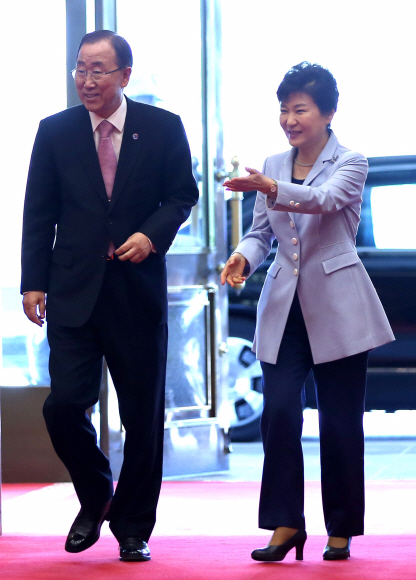 박근혜 대통령이 20일 오전 청와대를 예방한 반기문 유엔 사무총장을 접견했다. 박 대통령이 청와대 본관 현관에서 반 총장을 맞이하고 있다. 2015. 05. 20 안주영 jya@seoul.co.kr