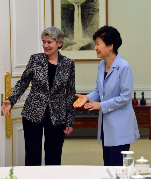 박근혜 대통령이 20일 오후 청와대에서 세계교육포럼 참석차 방한한 이리나 보코바 유네스코 사무총장을 접견하고 있다. 2015. 05. 20 안주영 jya@seoul.co.kr