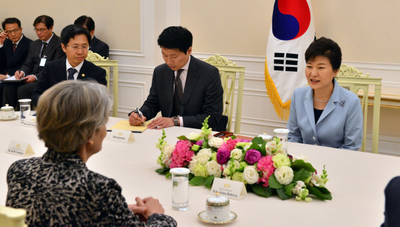 박근혜 대통령이 20일 오후 청와대에서 세계교육포럼 참석차 방한한 이리나 보코바 유네스코 사무총장을 접견하고 있다. 2015. 05. 20 안주영 jya@seoul.co.kr
