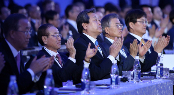 박근혜 대통령이 20일 오전 동대문디자인플라자에서 열린 서울디지탈포럼2015 개막식에 참석했다. 행사에 참석한 김무성 새누리당 대표와 문재인 새정치민주연합 대표가 박 대통령의 축사를 들으며 박수치고 있다. 2015. 05. 20 안주영 jya@seoul.co.kr