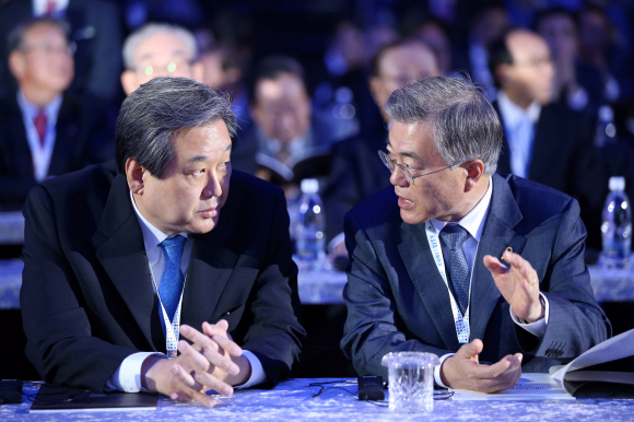 박근혜 대통령이 20일 오전 동대문디자인플라자에서 열린 서울디지탈포럼2015 개막식에 참석했다. 행사 시작 전 김무성 새누리당 대표와 문재인 새정치민주연합 대표가 이야기를 나누고 있다. 2015. 05. 20 안주영 jya@seoul.co.kr