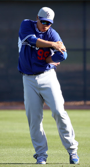 ‘코리안 몬스터’ 류현진이 어깨 수술을 적극 고려하고 있다고 야후 스포츠를 비롯한 미국 언론들이 19일(현지시간) 보도했다. LA 다저스팀과 류현진이 어깨 수술을 결정하면 올해 등판은 사실상 어려울 것이라고 언론들은 전했다. 앞서 류현진의 국내 매니지먼트 관계자도 “류현진의 몸 상태에 대해 우리가 말할 수 있는 부분은 없다”며 “다저스가 이르면 오늘 류현진의 재활 경과에 대해 브리핑을 할 것”이라고 밝혔다. 사진은 2015년 3월 미국 애리조나 글렌데일에서 열린 다저스 스프링 캠프에서 어깨를 만지며 준비운동을 하는 류현진의 모습. 2015.5.20/ 연합뉴스