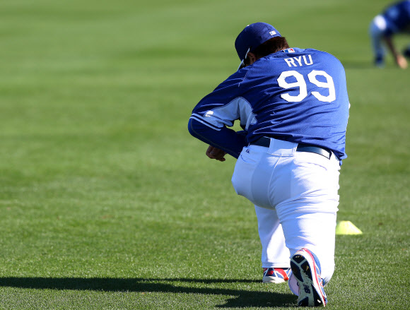 ‘코리안 몬스터’ 류현진이 어깨 수술을 적극 고려하고 있다고 야후 스포츠를 비롯한 미국 언론들이 19일(현지시간) 보도했다. LA 다저스팀과 류현진이 어깨 수술을 결정하면 올해 등판은 사실상 어려울 것이라고 언론들은 전했다. 앞서 류현진의 국내 매니지먼트 관계자도 “류현진의 몸 상태에 대해 우리가 말할 수 있는 부분은 없다”며 “다저스가 이르면 오늘 류현진의 재활 경과에 대해 브리핑을 할 것”이라고 밝혔다. 사진은 2015년 3월 미국 애리조나 글렌데일에서 열린 다저스 스프링 캠프에서 준비운동을 하는 류현진의 모습. 2015.5.20/ 연합뉴스