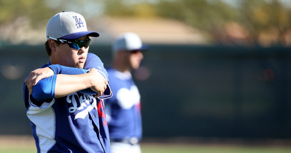 ‘코리안 몬스터’ 류현진이 어깨 수술을 적극 고려하고 있다고 야후 스포츠를 비롯한 미국 언론들이 19일(현지시간) 보도했다. LA 다저스팀과 류현진이 어깨 수술을 결정하면 올해 등판은 사실상 어려울 것이라고 언론들은 전했다. 앞서 류현진의 국내 매니지먼트 관계자도 “류현진의 몸 상태에 대해 우리가 말할 수 있는 부분은 없다”며 “다저스가 이르면 오늘 류현진의 재활 경과에 대해 브리핑을 할 것”이라고 밝혔다. 사진은 2015년 3월 미국 애리조나 글렌데일에서 열린 다저스 스프링 캠프에서 어깨를 만지며 준비운동을 하는 류현진의 모습. 2015.5.20/ 연합뉴스