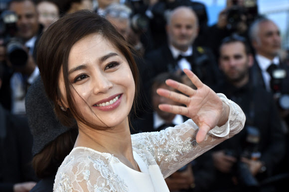 배우 서영희가 20일(현지시간) 제68회 칸영화제에서 열린 ‘마돈나’시사회에 참석해 손을 흔들고 있다. ⓒ AFPBBNews=News1