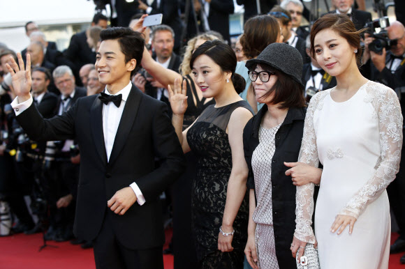 배우 김영민(왼쪽부터), 권소현, 감독 신수원, 배우 서영희가 20일(현지시간) 제68회 칸영화제에서 열린 ‘마돈나’시사회에 참석해 카메라를 바라보며 웃고 있다. ⓒ AFPBBNews=News1