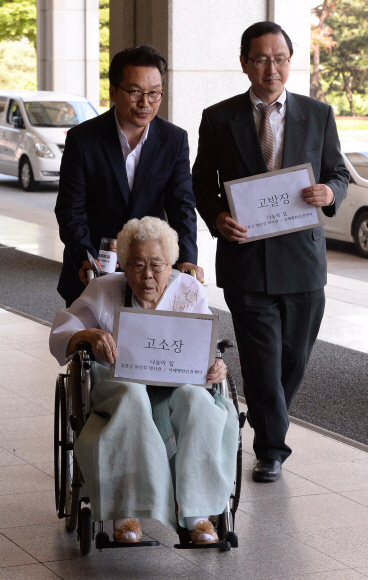 21일 일본군 위안부 피해자 이옥선 할머니가 피해자를 모욕하는 소녀상 모형을 보낸 일본의 극우인사 스즈키 노부유키를 명예훼손 및 모욕 혐의로 고소한다는 내용이 담긴 고소장을 들고 서초구 서울중앙지검 민원실로 향하고 있다 2015.5.21 이언탁 utl@seoul.co.kr