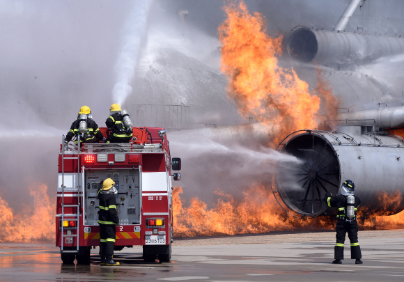 21일 인천국제공항 소방훈련장에서 항공기가 공항 인근 아파트에 추락한 사고를 가정한 합동훈련이 실시되고 있다. 2015. 5. 21. 박윤슬 seul@seoul.co.kr