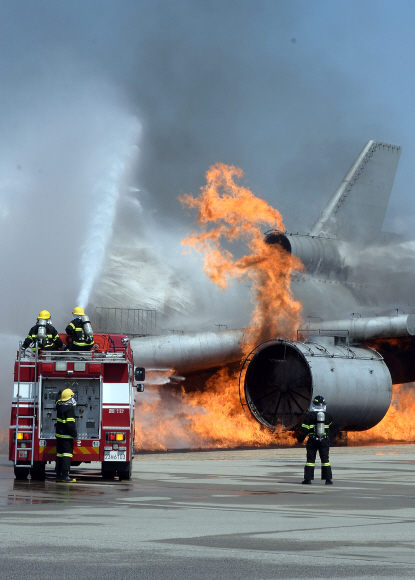 21일 인천국제공항 소방훈련장에서 항공기가 공항 인근 아파트에 추락한 사고를 가정한 합동훈련이 실시되고 있다. 2015. 5. 21. 박윤슬 seul@seoul.co.kr